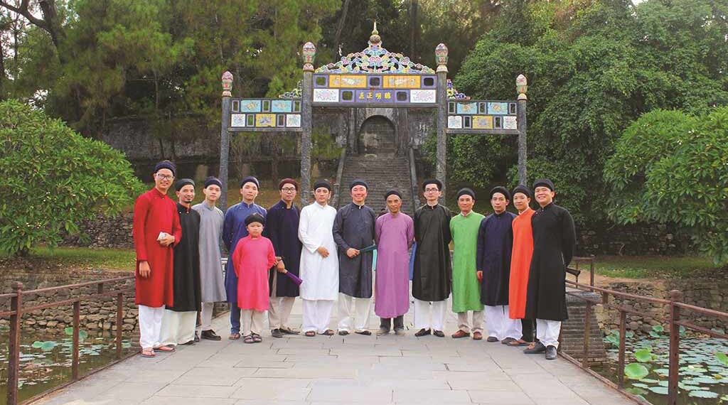 Ao-dai-homme-tenue-traditionnelle-vietnamienne